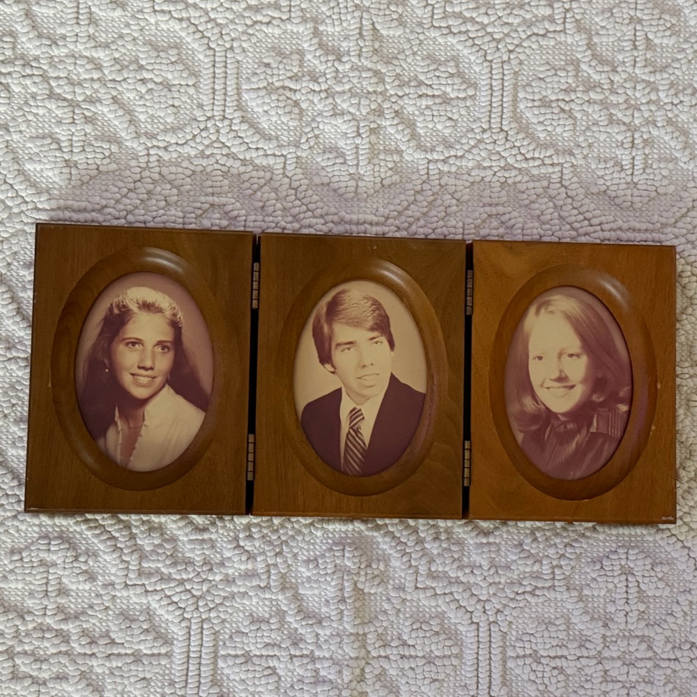 Trifold Picture Frame Oval Brown Vintage Excellent Solid Wood